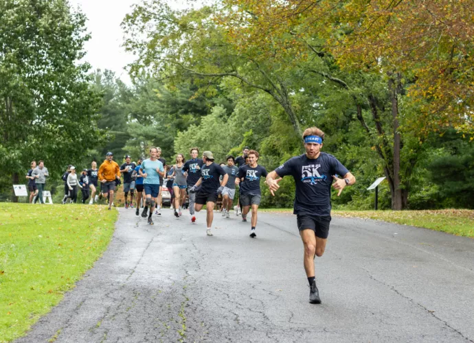 man leads runners at the leslie grace 5k