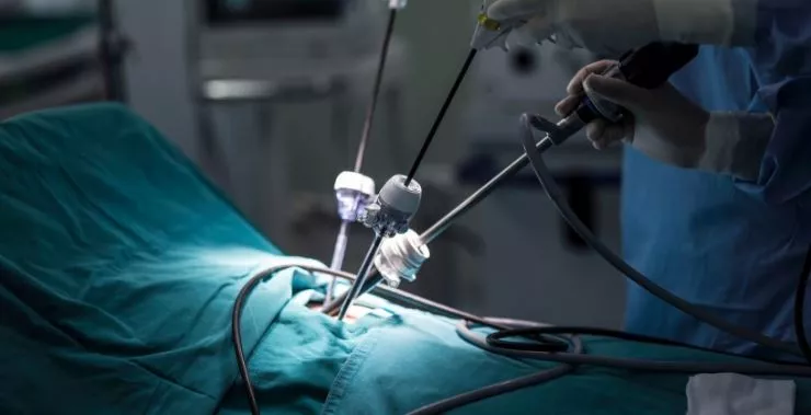 A surgeon perform laparoscopic minimally invasive surgery on a patient. 